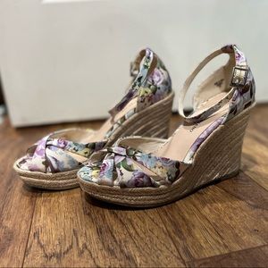 Floral print wicker wedges